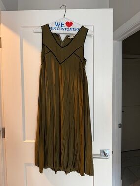 Olive Green Pleated V-Neck Midi Dress — Classic Sleeveless Style